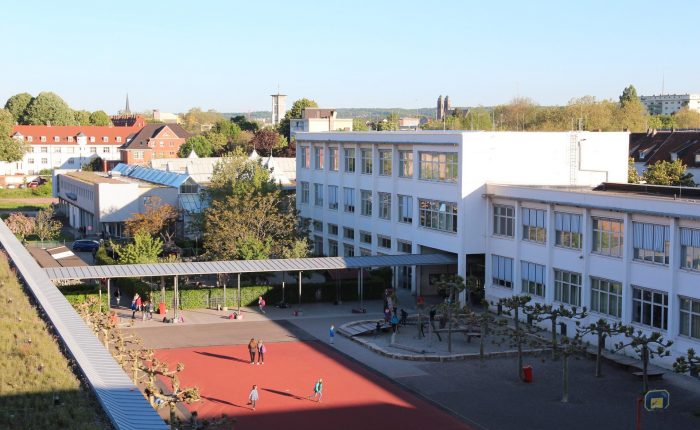 L'École Française de Sarrebruck (Dillingen) — vue du bâtiment et de la cour
